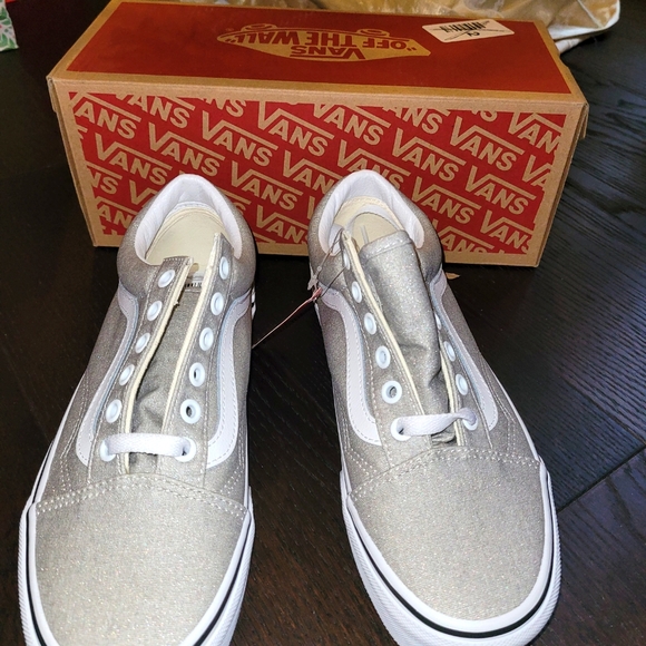 VANS - Picture 2 of 4